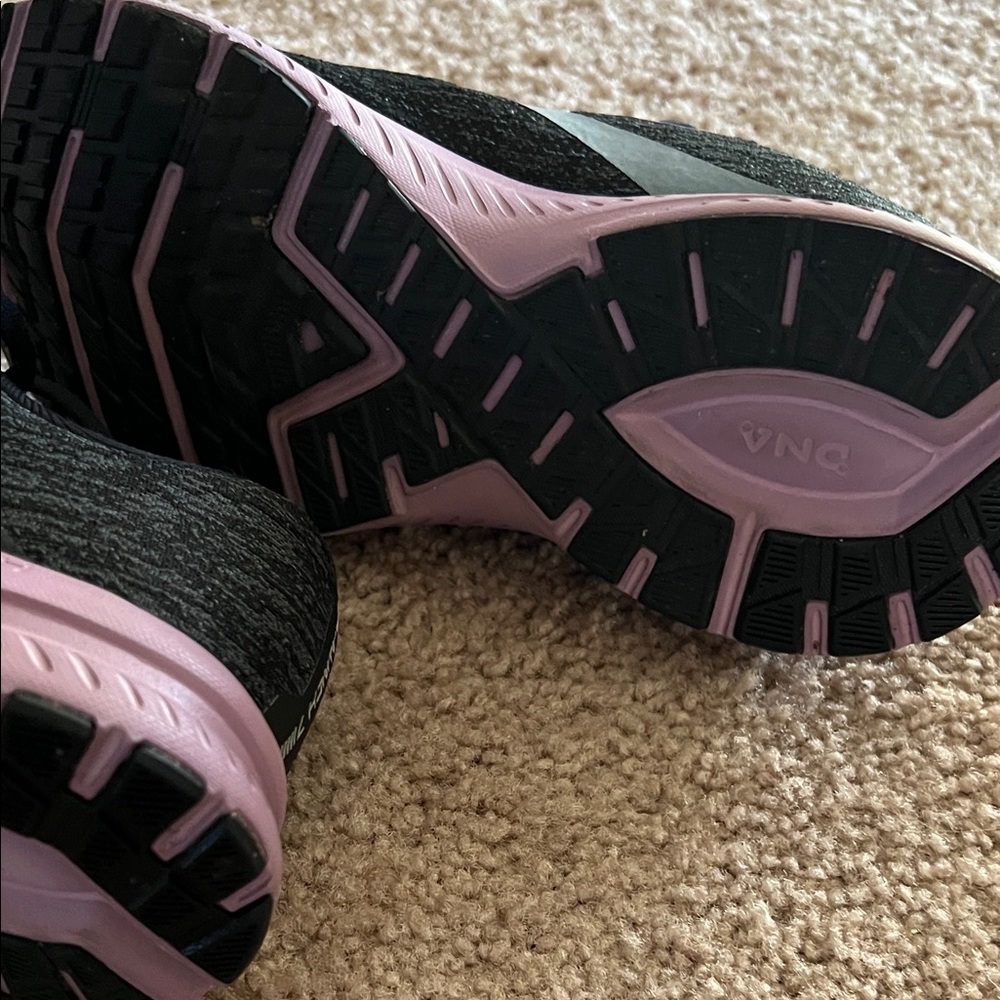 Brooks Women's Black and Lavender Athletic Shoes size 8 - Picture 5 of 7